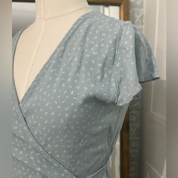Brandy Melville Pale Blue Wrap Dress Size 0 Tiny Flowers - Picture 2 of 7
